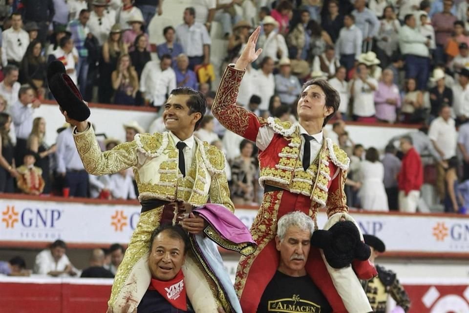 La salida en hombros de Adame (izq.) y Roca, recompensó el boletaje agotado.