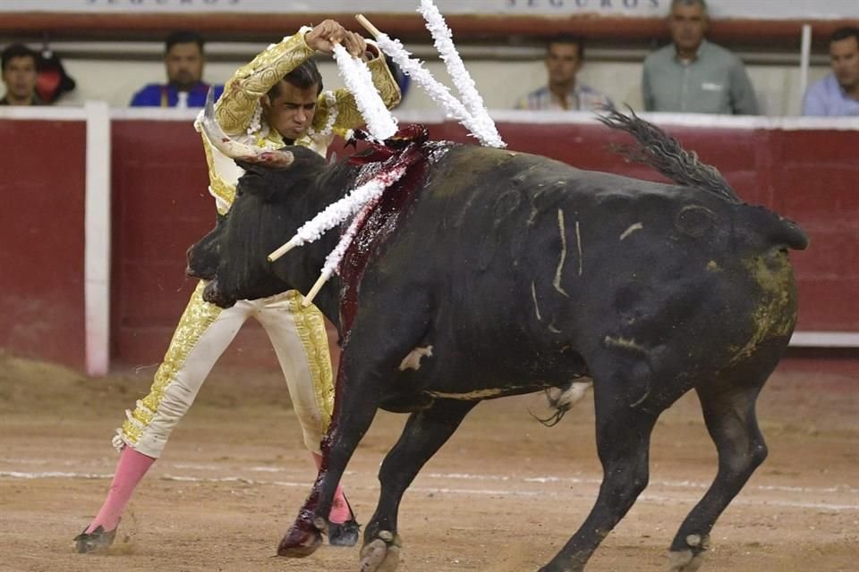 Pocas veces se ve a Joselito colocar banderillas y lo hizo con valor.