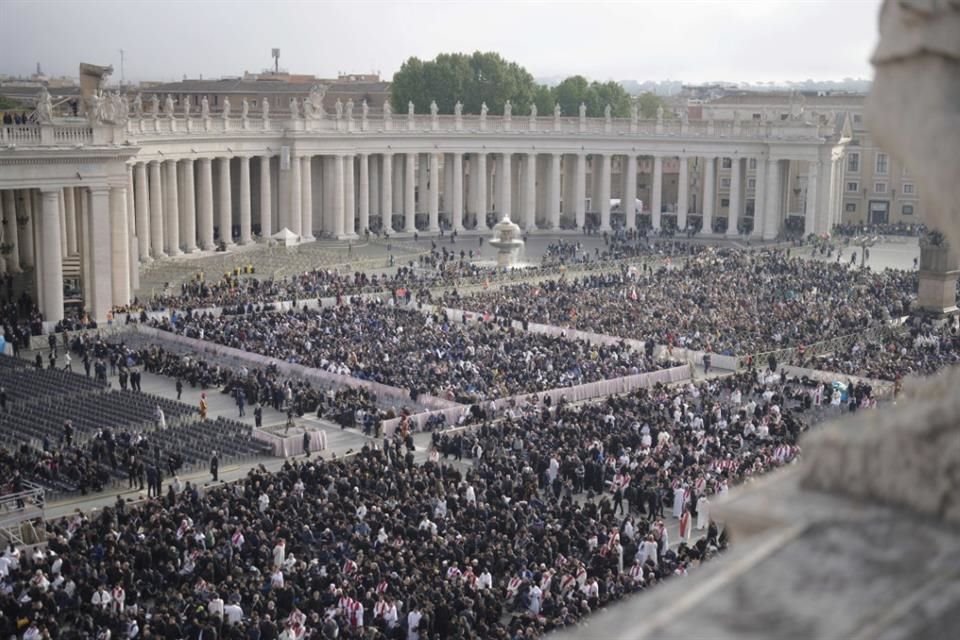 La Plaza de San Pedro comenzó a llenarse desde temprano, por parte de fieles y religiosos.