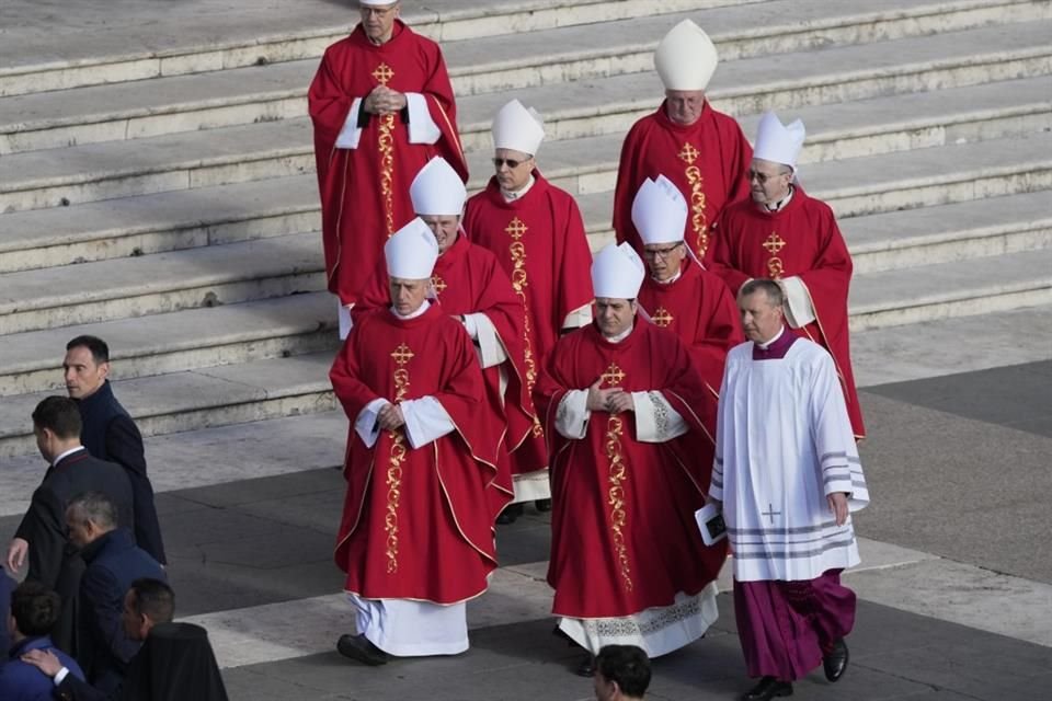 Cardenales llegan al funeral del Papa Francisco en la Plaza de San Pedro.