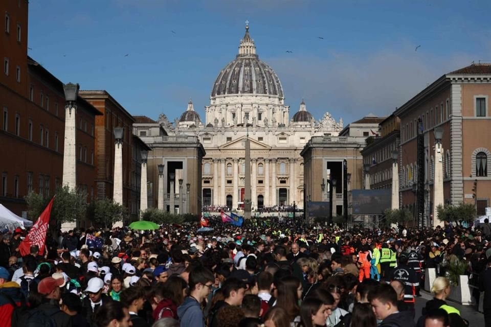 Las personas se congregaron en la Via della Conciliazione antes del funeral del Papa Francisco.