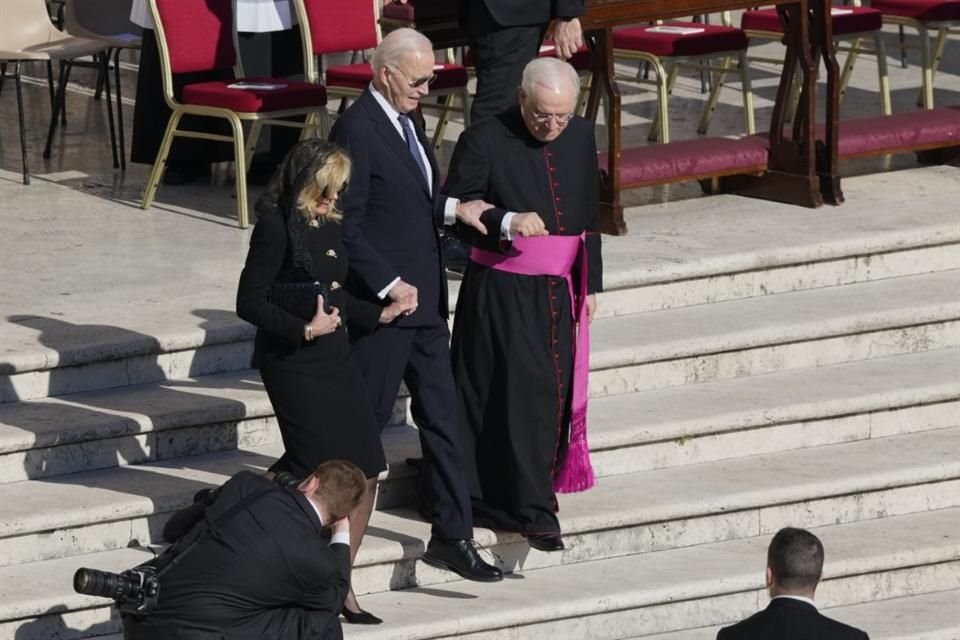 El ex Presidente de Estados Unidos, Joe Biden, y su esposa Jill Biden, llegando a la Plaza de San Pedro.