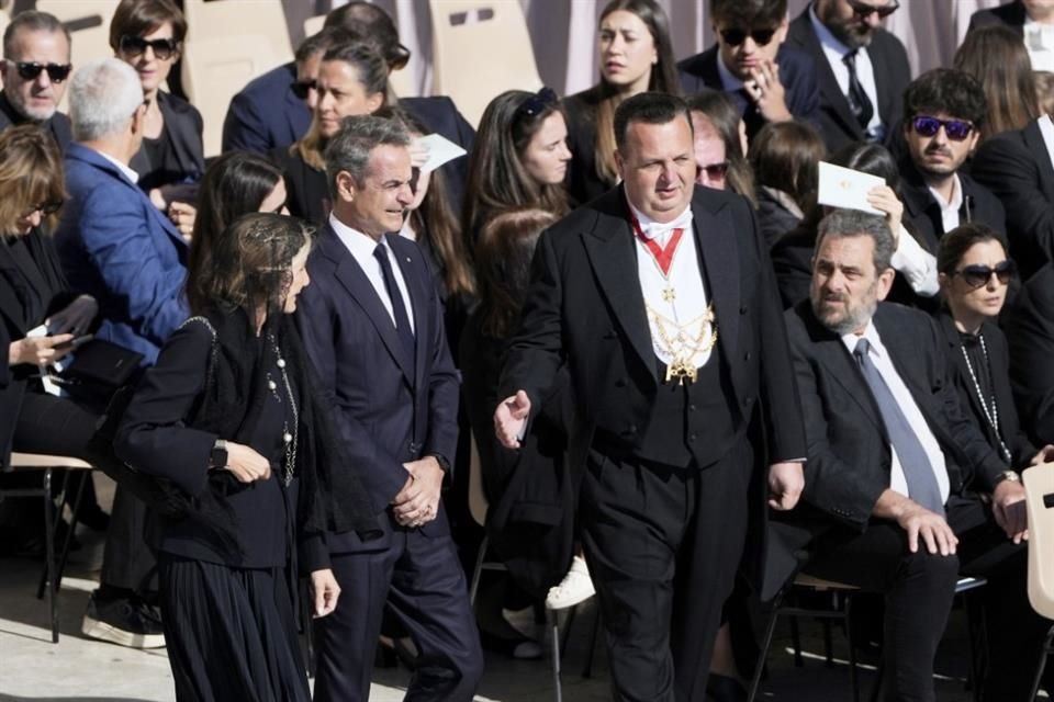 El Primer Ministro griego Kyriakos Mitsotakis, a su llegada al funeral del Papa Francisco.