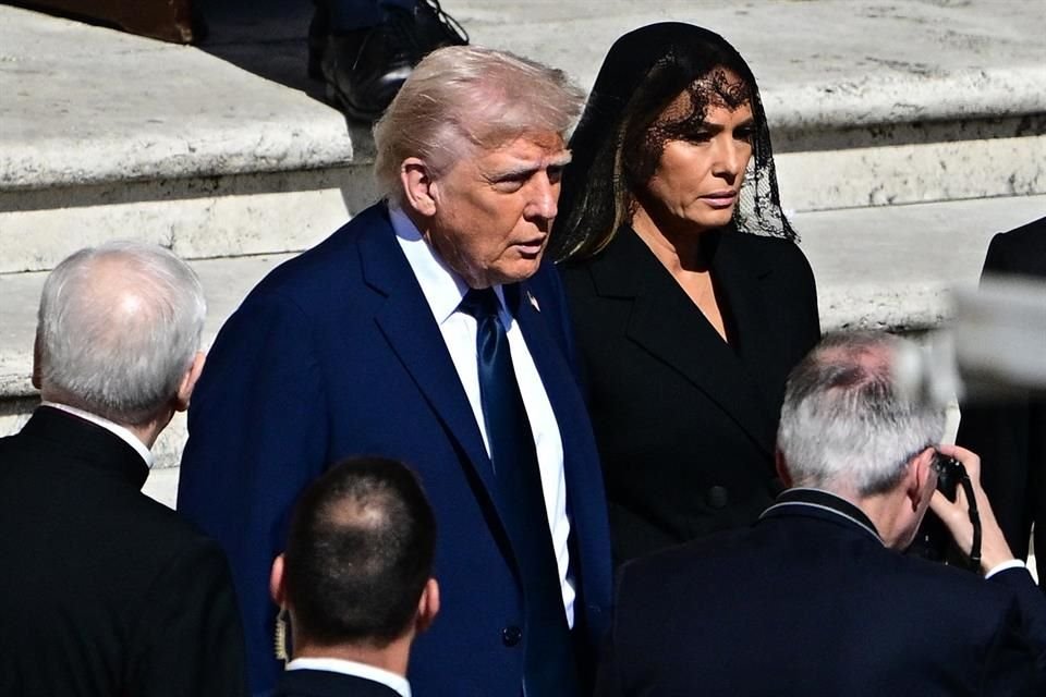 El Presidente de Estados Unidos, Donald Trump, acompañado de la Primera Dama, Melania Trump.