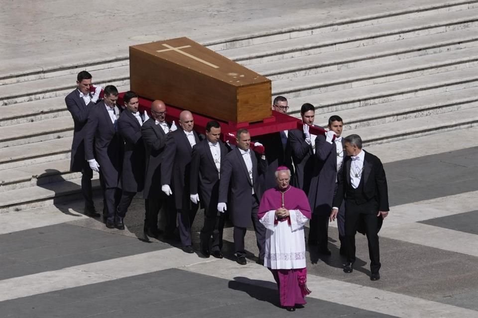 El ataúd del Papa Francisco fue llevado a la Plaza de San Pedro.