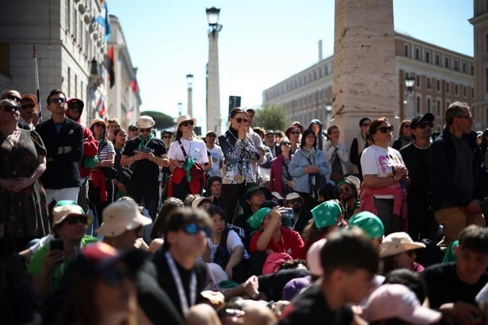 Cientos de personas siguieron la ceremonia fúnebre a través de pantallas gigantes, en la Via della Conciliazione, en Roma.