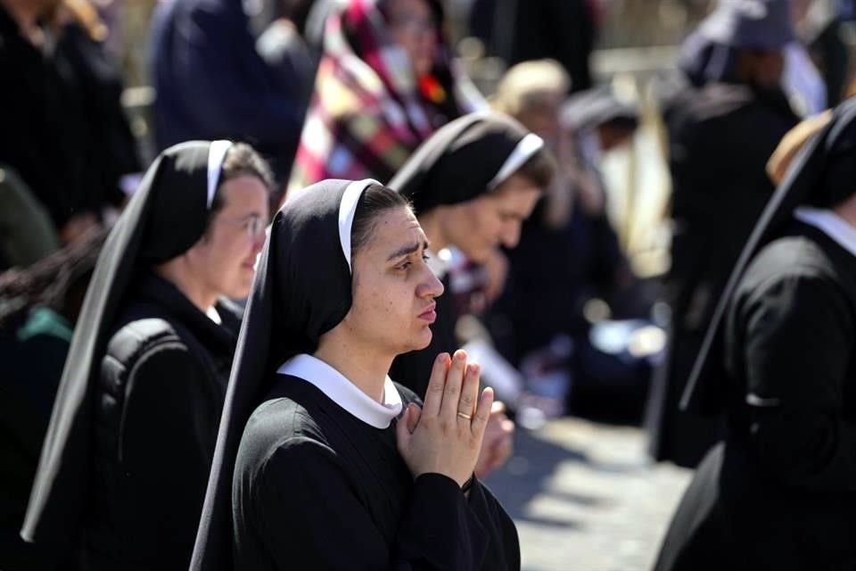 Religiosas oran durante la ceremonia fúnebre.