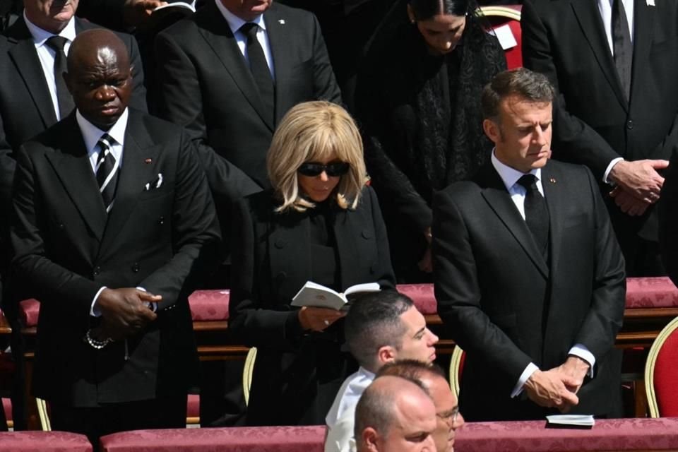El Presidente Emmanuel Macron y su esposa, Brigitte.