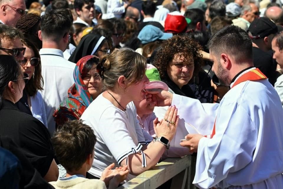 Algunos fieles recibieron la hostia durante la ceremonia.