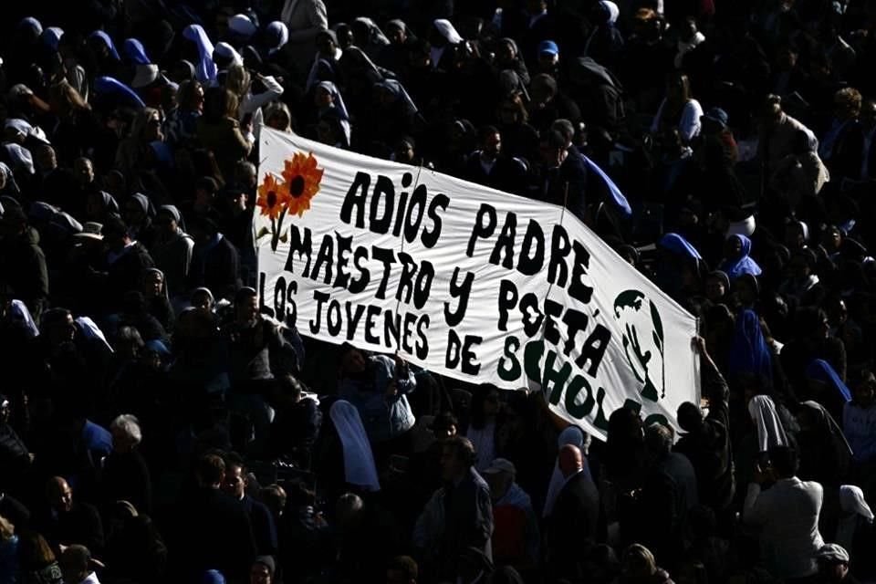Fieles católicos llevaron un cartel que dice 'Adiós Padre, Maestro y Poeta, Estudiantes...'.