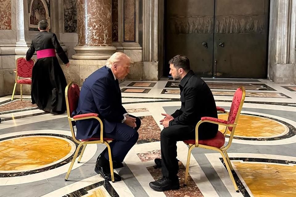 Trump y Zelensky se reunieron antes del funeral del Papa Francisco, en el Vaticano.