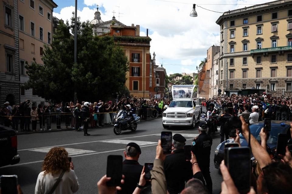 Miles de personas se despiden del Papa Francisco en las calles de Roma.