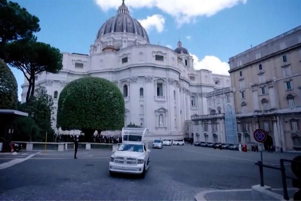 El féretro del Papa Francisco partió hacia su lugar de sepultura. Recorrerá calles en papamóvil.
