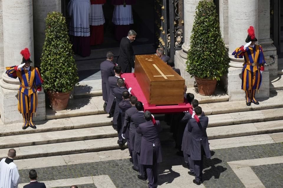 El féretro del Papa Francisco llegó a la Basílica de Santa María la Mayor para que fuese sepultado.