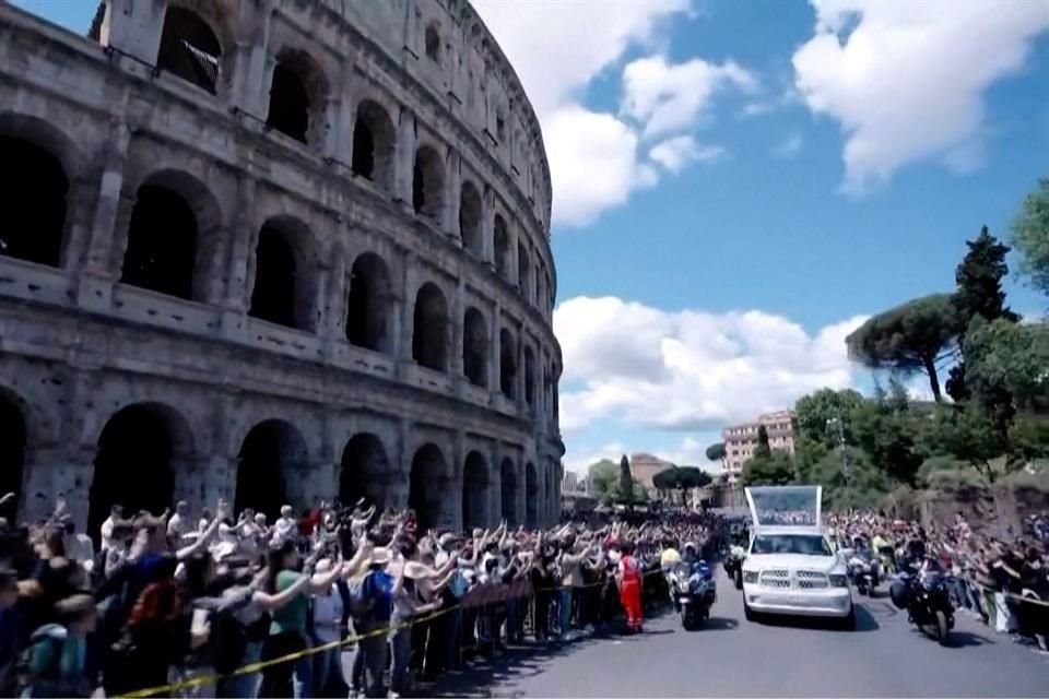 Así fue como el ataúd del Papa pasó a un lado del Coliseo de Roma, previo a su entierro.