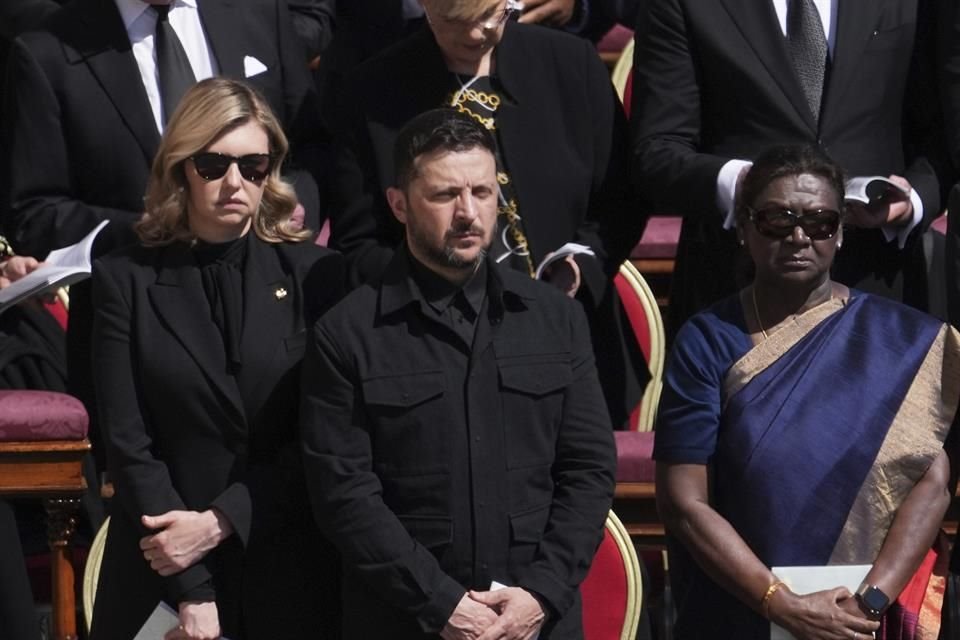 El Presidente de Ucrania, Volodymyr Zelensky, durante el funeral del Papa Francisco en el Vaticano.