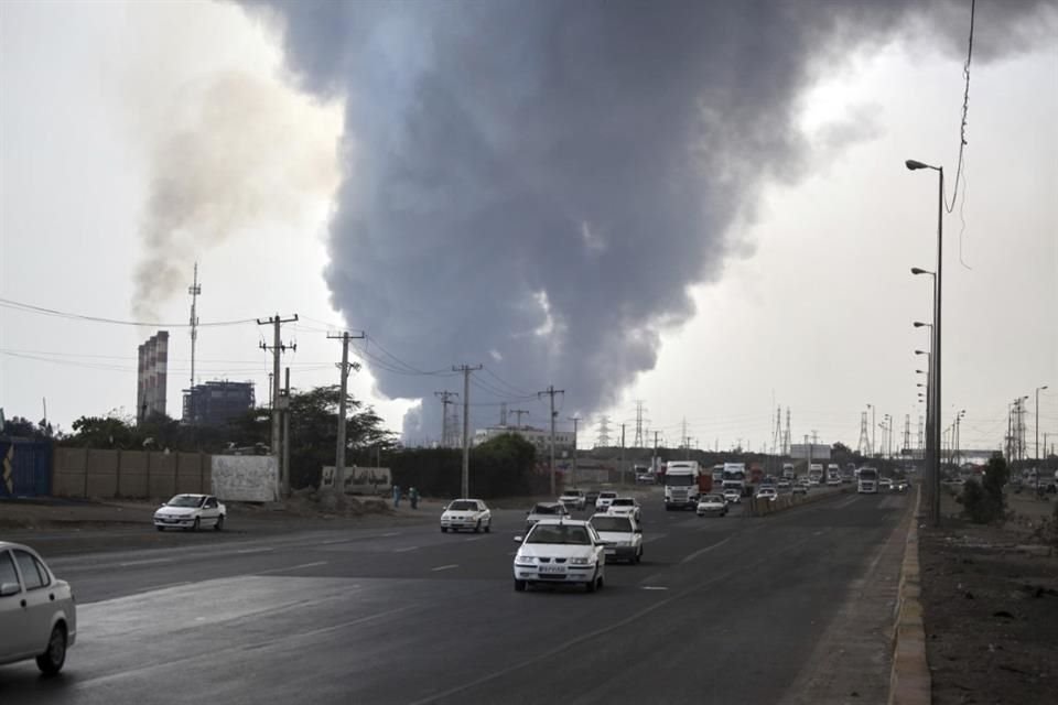 En la imagen, distribuida por la agencia noticiosa oficial iraní IRNA, una columna de humo negro señala el lugar donde se produjo una enorme explosión en un puerto, en la ciudad de Bandar Abbas, Irán.