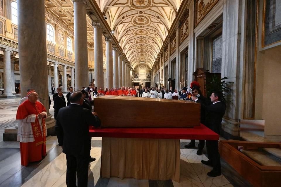 La inhumación tuvo lugar a las 13:30 horas, tiempo local, durante una ceremonia íntima presidida por el Camarlengo Kevin Farrell.