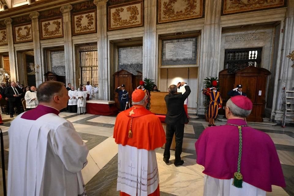 Al menos 400 mil personas siguieron la jornada de despedida en la calles de la capital italiana y en la Plaza de San Pedro.