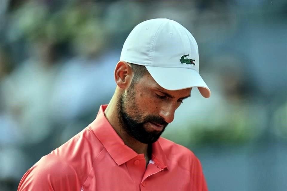 El tenista serbio Novak Djokovic reacciona durante su partido contra Matteo Arnaldi, de Italia, en el Abierto de Madrid en Madrid.