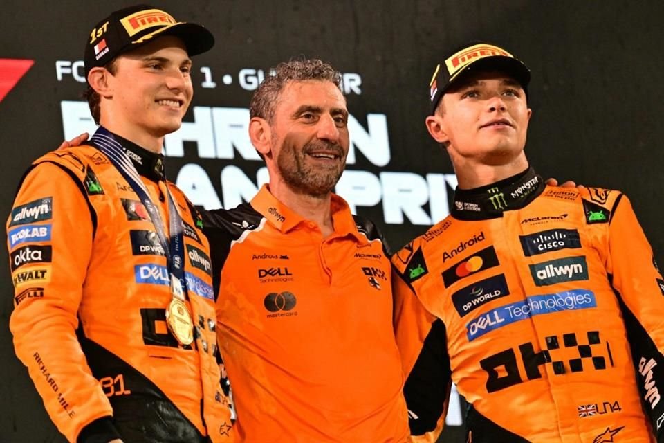 Con sus grandes actuaciones, Piastri (izq.) se ha ganado los aplausos de McLaren.