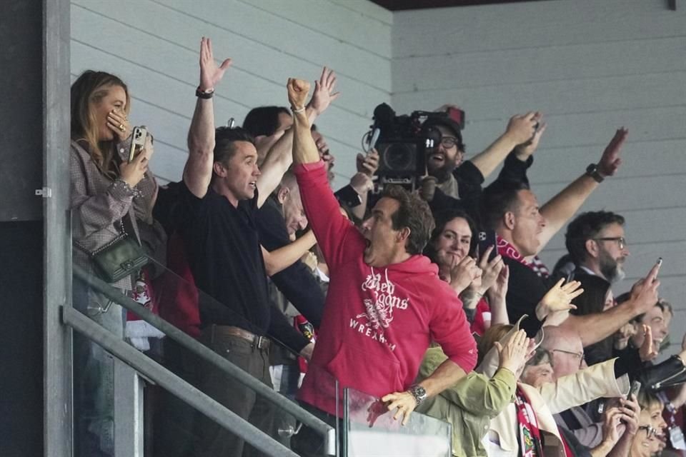 Ryan Reynolds y Rob McElhenney celebraron en el palco.