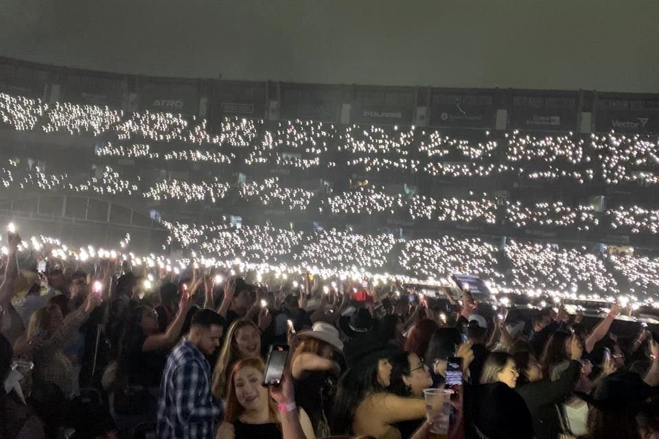 Uno de los mejores momentos del show se dio cuando las miles de gargantas corearon 'El Paciente'.
