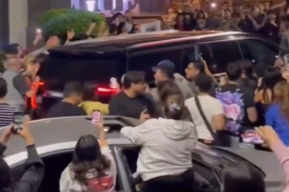 Fans se congregaron afuera de hotel en CDMX y recibieron entre gritos y tumultos a Lady Gaga, que esta noche dará concierto en Estadio GNP.