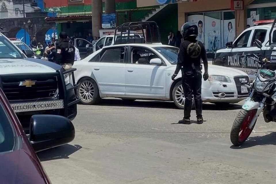 Tras las detonaciones se solicitó el apoyo de unidades médicas, quienes certificaron que tres personas fueron ultimadas.