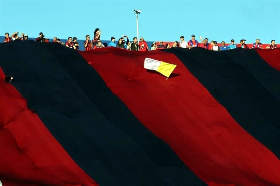 Banderas del Vaticano estuvieron presentes.