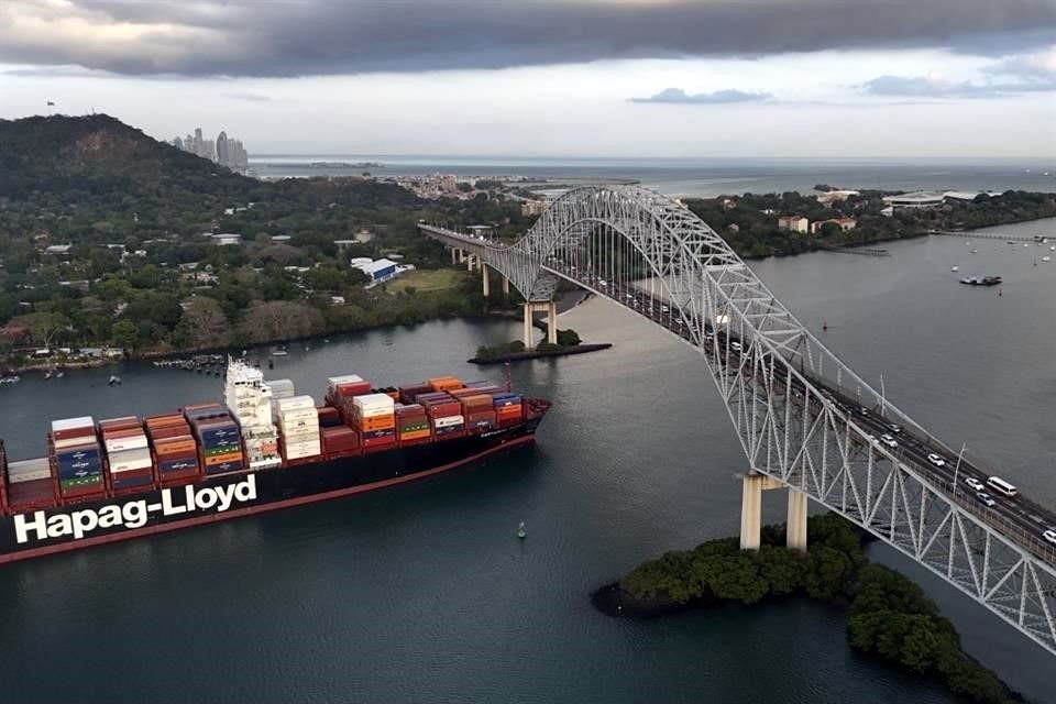 Un buque de carga navega bajo el puente de Las Américas en el Canal de Panamá, en la Ciudad de Panamá.
