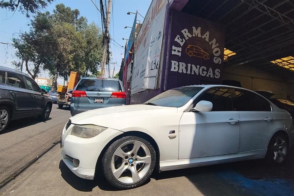 La zona aglomera al menos una docena de establecimientos que usan la banqueta para realizar trabajos de pintura, lavado y resguardo de vehículos.