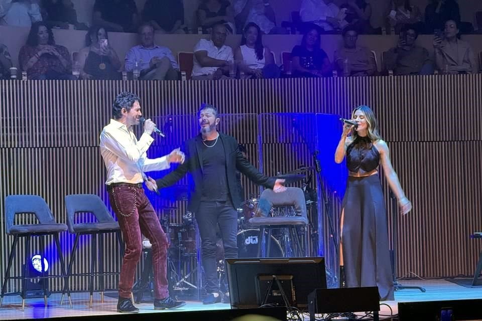 María León, Benny Ibarra y Edgar Oceransky llevaron al público por sus éxitos en un concierto con toque bohemio.