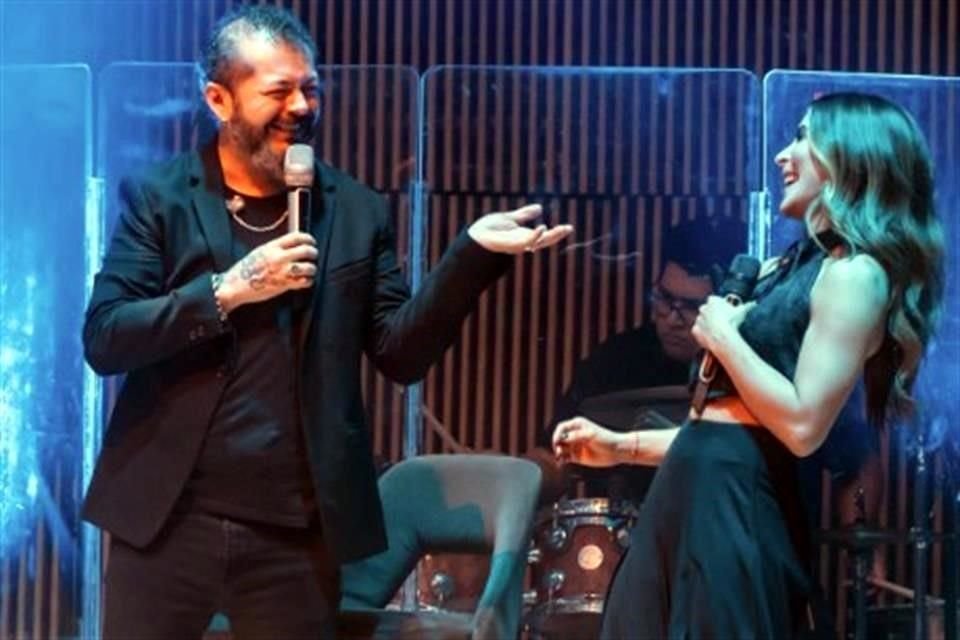 María León y Edgar Oceransky bromearon en el escenario.