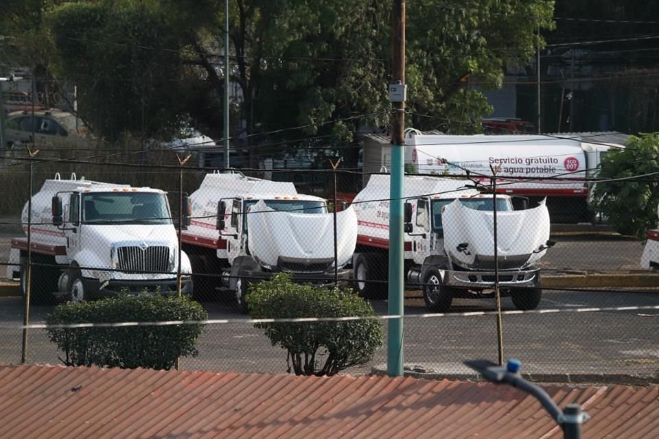 Las primeras 17 pipas que operará el Gobierno capitalino fueron balizadas con la identidad de la Segiagua. 