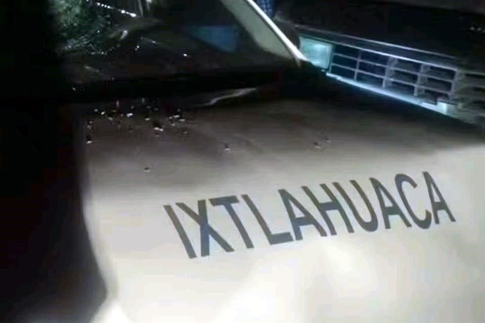 El taxi en el que se trasladaban los asaltantes fue quemado.
