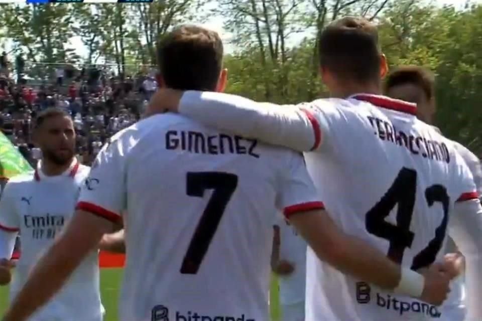 El delantero mexicano definió ante la salida del meta y puso el 2-0 en tiempo de compensación.