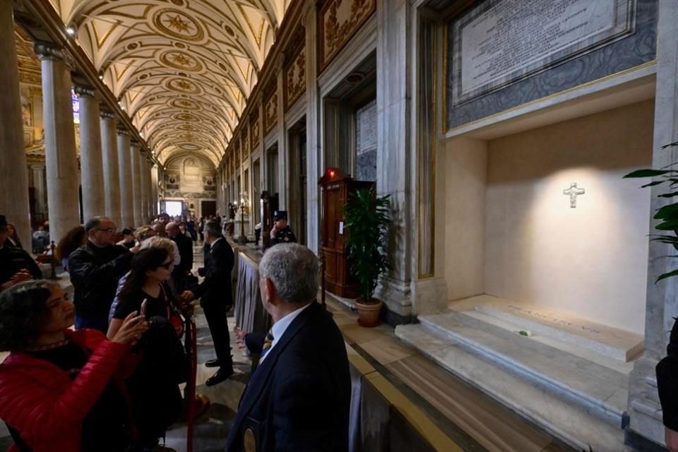 Miles visitaron la tumba sencilla del Papa Francisco, y miles más asistieron a la misa en sufragio por el Pontífice en Plaza de San Pedro.