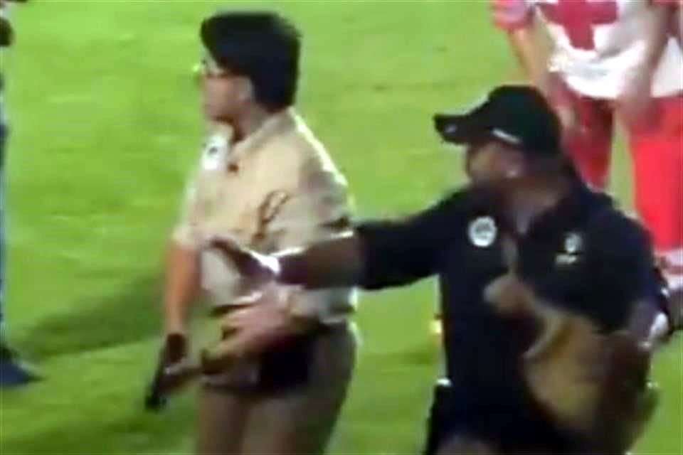Al ver la manera de reaccionar de los aficionados, el elemento de seguridad desenfundó su arma, pero todo se salió de control.