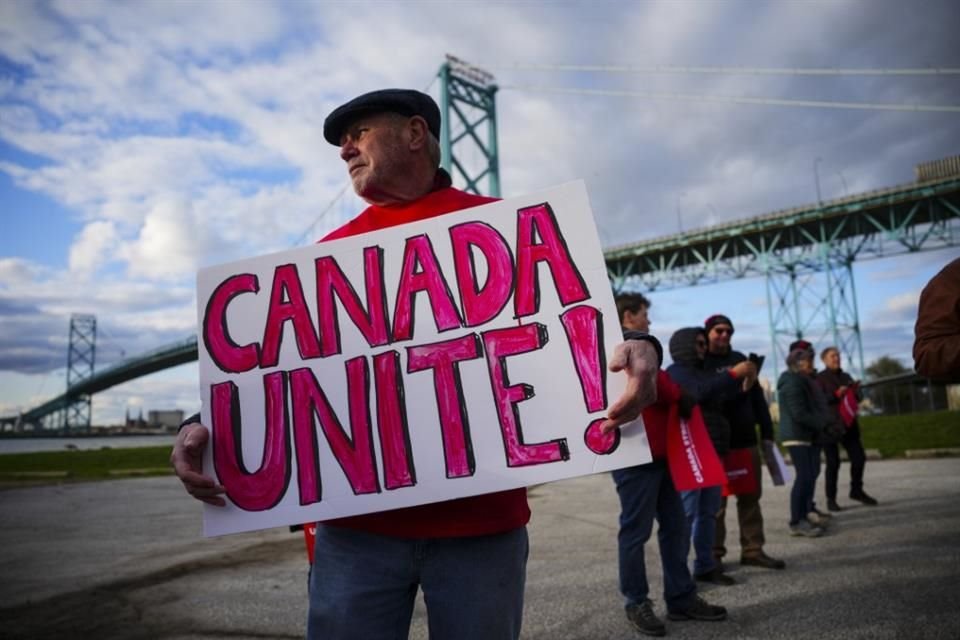 Seguidor del partido liberal espera al Primer Ministro, Mark Carney, durante un evento de campaña en Windsor.