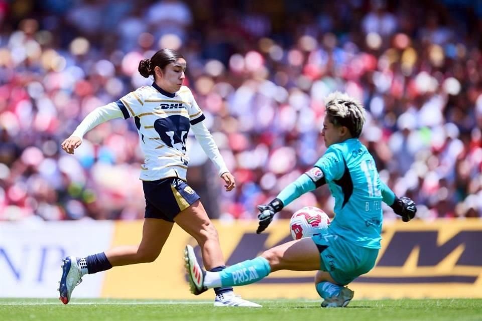 Las universitarias generaron varias jugadas de peligro, pero la arquera Blanca Félix evitó el tanto.