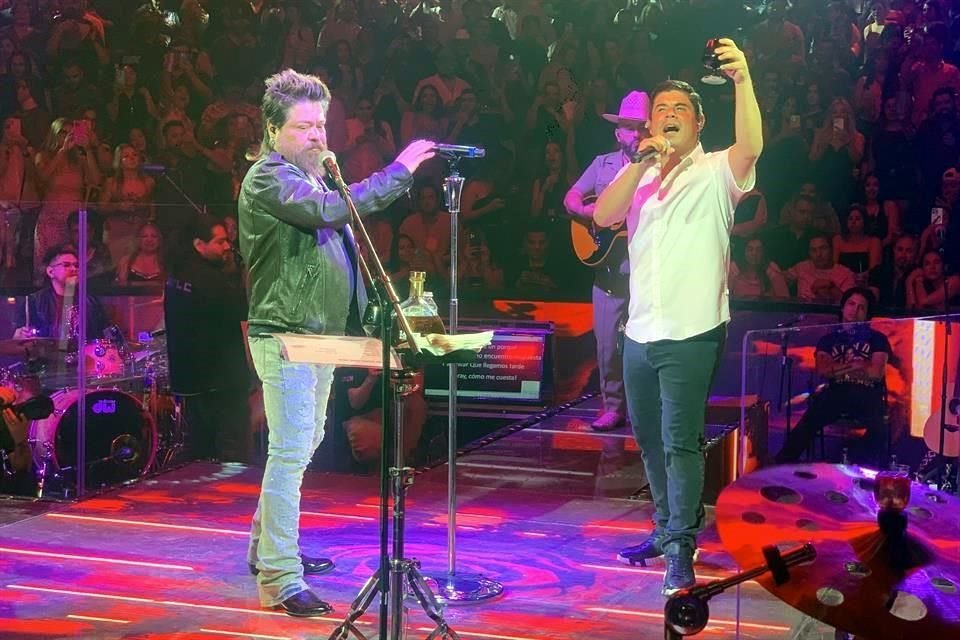 Una noche antes, el viernes, Olivas tuvo su masivo en el Estadio de los Sultanes,donde La Firma fue la sorpresa.