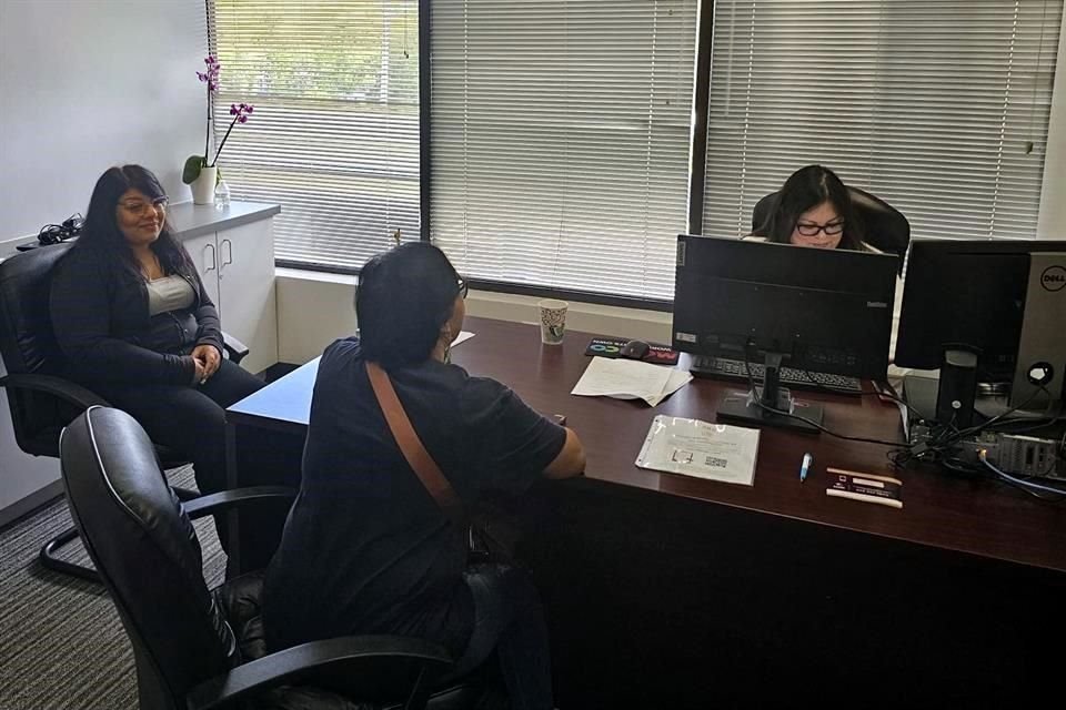 Aspecto de la oficina del Consulado de México en Houston.