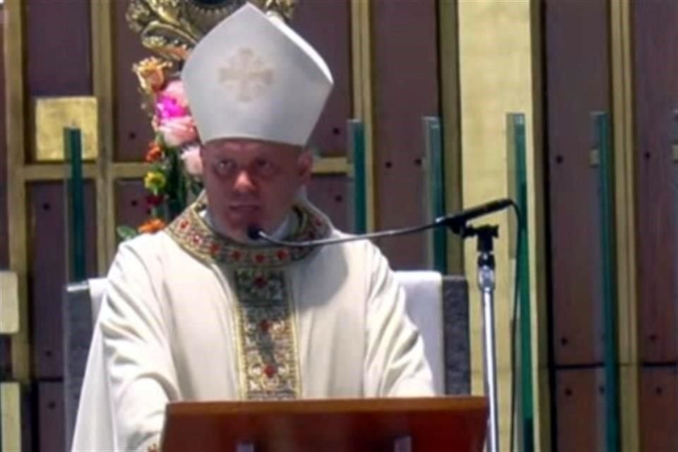 El Obispo auxiliar durante la primera misa de novenario por el Papa Francisco.