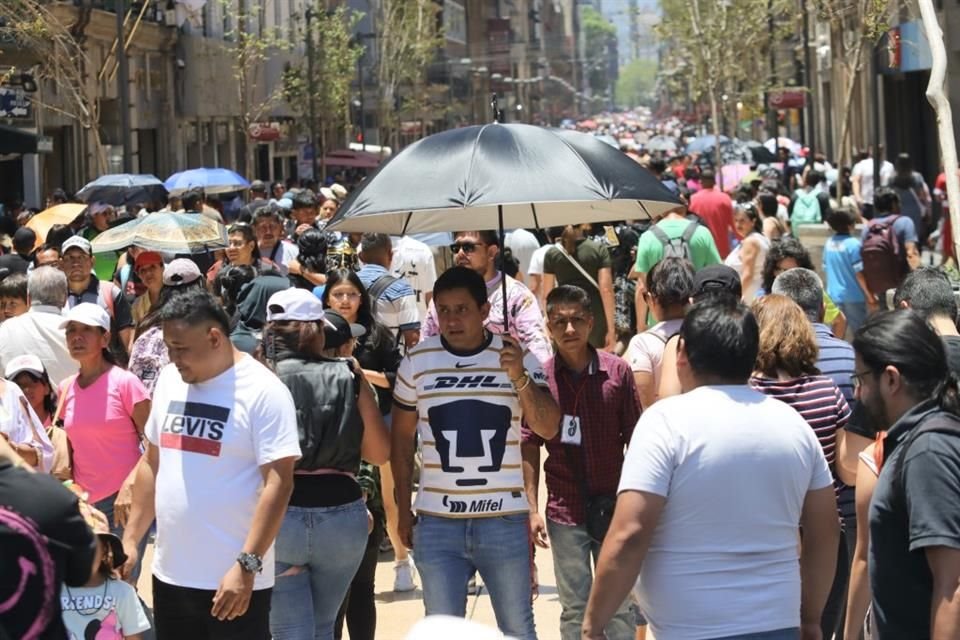 Además del intenso calor, este domingo habrá fuertes rachas de viento y radiación intensa.