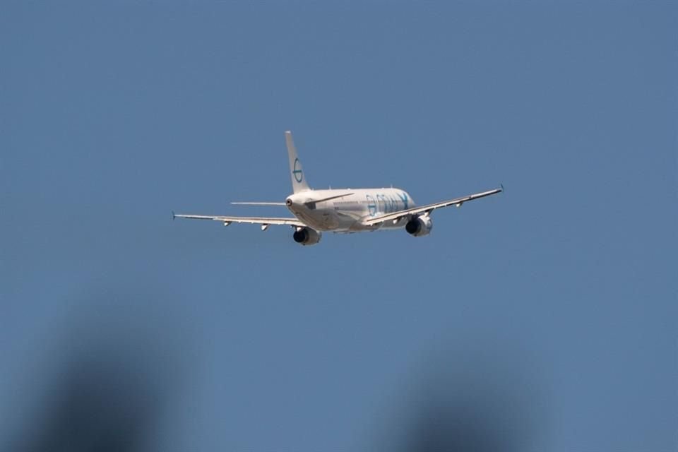 Un vuelo de deportación sale del Aeropuerto Internacional de King County, en Seattle, el 15 de abril del 2025.