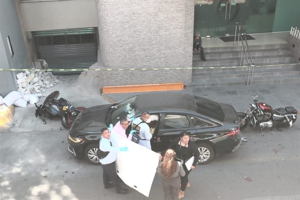 El conductor fue acribillado dentro de su vehículo.