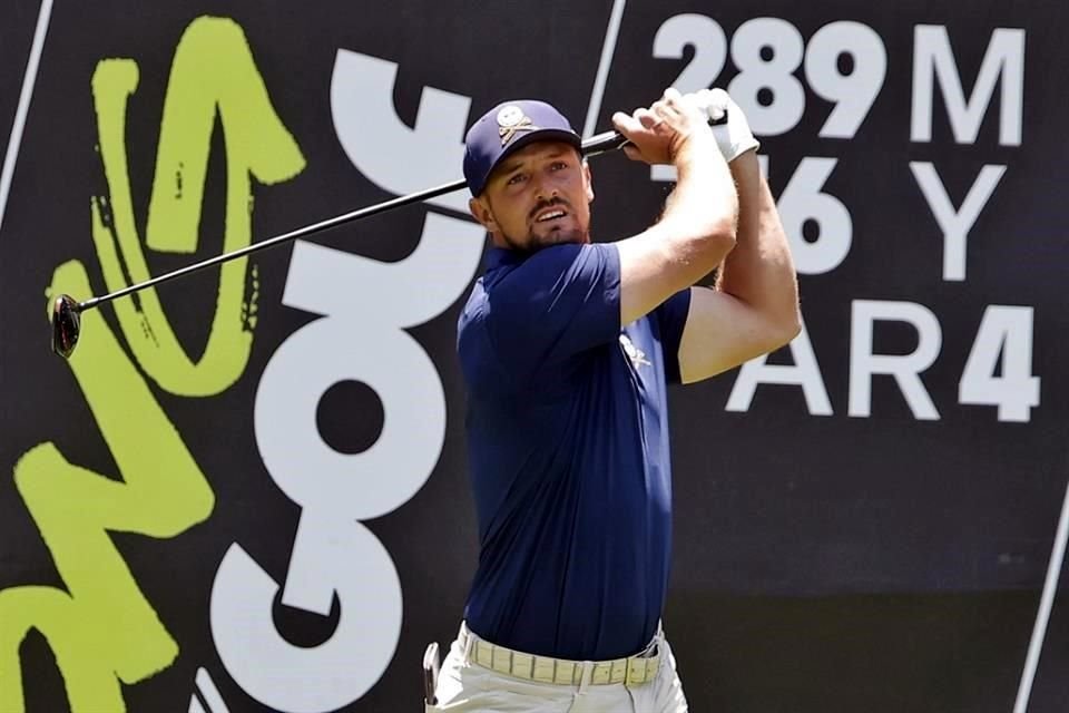 Pese a liderar las dos primeras rondas, Bryson DeChambeau al estancarse con bogeys en los hoyos 13 y 14.