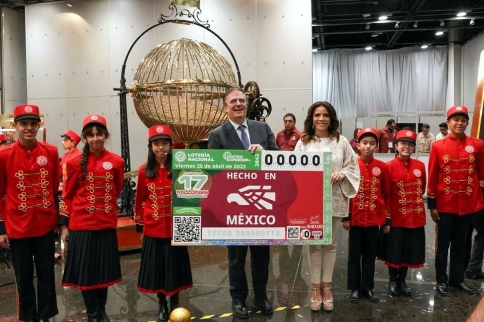 Los titulares de Economía, Marcelo Ebrard, y de la Lotería Nacional, Olivia Salomón, encabezaron el sorteo 'Hecho en México'.