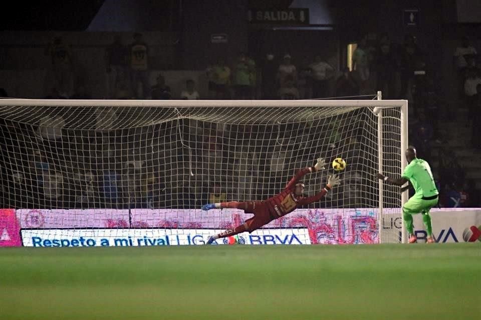 Alex Padilla atajó tres penaltis y fue clave para que Pumas avanzara en el Play-In a la espera del perdedor entre Rayados y Pachuca.